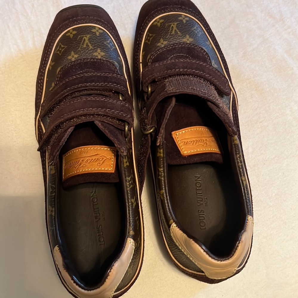 Beautiful Louis Vuitton kids or a small foot size 33 excellent condition Not For